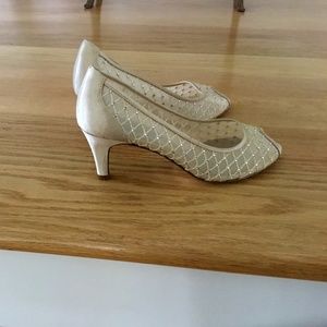 ADRIANNA Papell pumps, size 7, nude color.